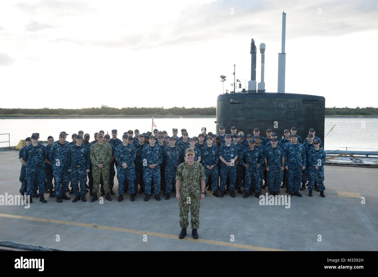 PORT CANAVERAL, Fla. (12 gennaio 2018) di ufficiali e di membri dell'equipaggio assegnati a unità Pre-Commissioning Colorado (SSN 788) post per un gruppo Foto Stock