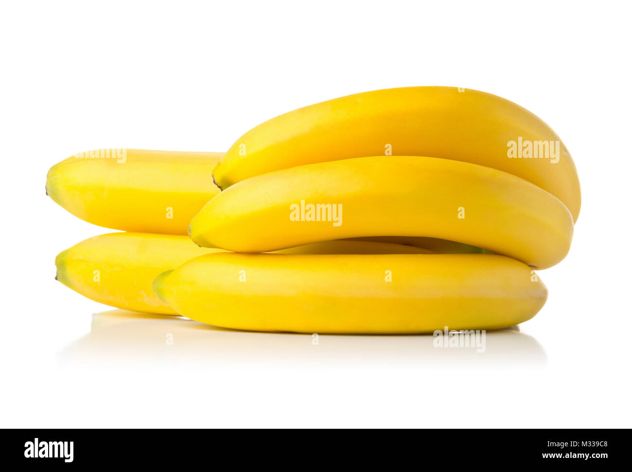 Bundle di fresco, giallo, banane mature su sfondo bianco Foto Stock