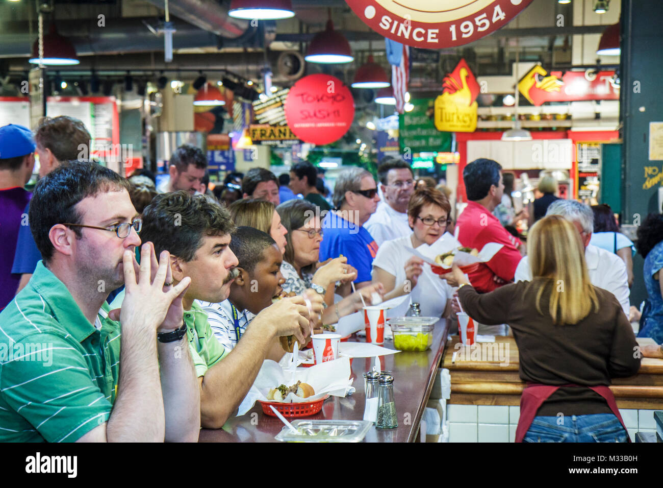 Philadelphia Pennsylvania, Reading Terminal Market, Center City, mercato agricolo storico, contadini, contadini', cibo locale, mercante, bancone pranzo, Black Blacks Foto Stock