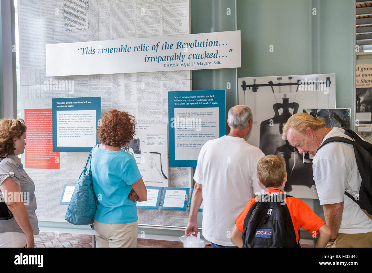 Philadelphia Pennsylvania,Liberty Bell,National Historical Park,storia,governo,Rivoluzione americana,simbolo,libertà,ideali,uomo uomini maschio,donna femmina Foto Stock