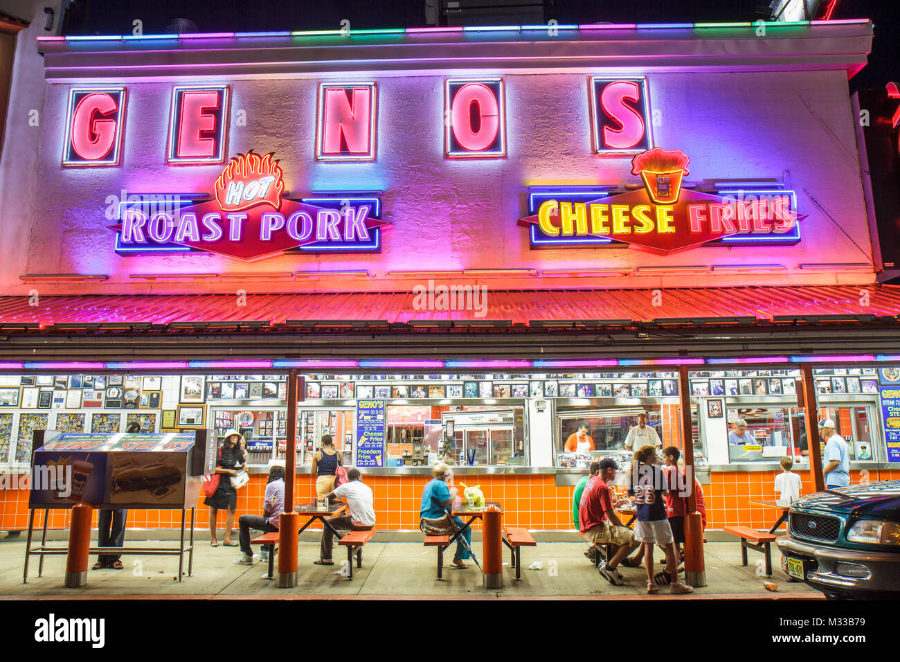 Philadelphia Pennsylvania, South Philly, South 9th Street, Geno's, ristorante, ristoranti, ristoranti, ristoranti, caffè, paninoteca, cheesesteak Philly, feud, pat Foto Stock