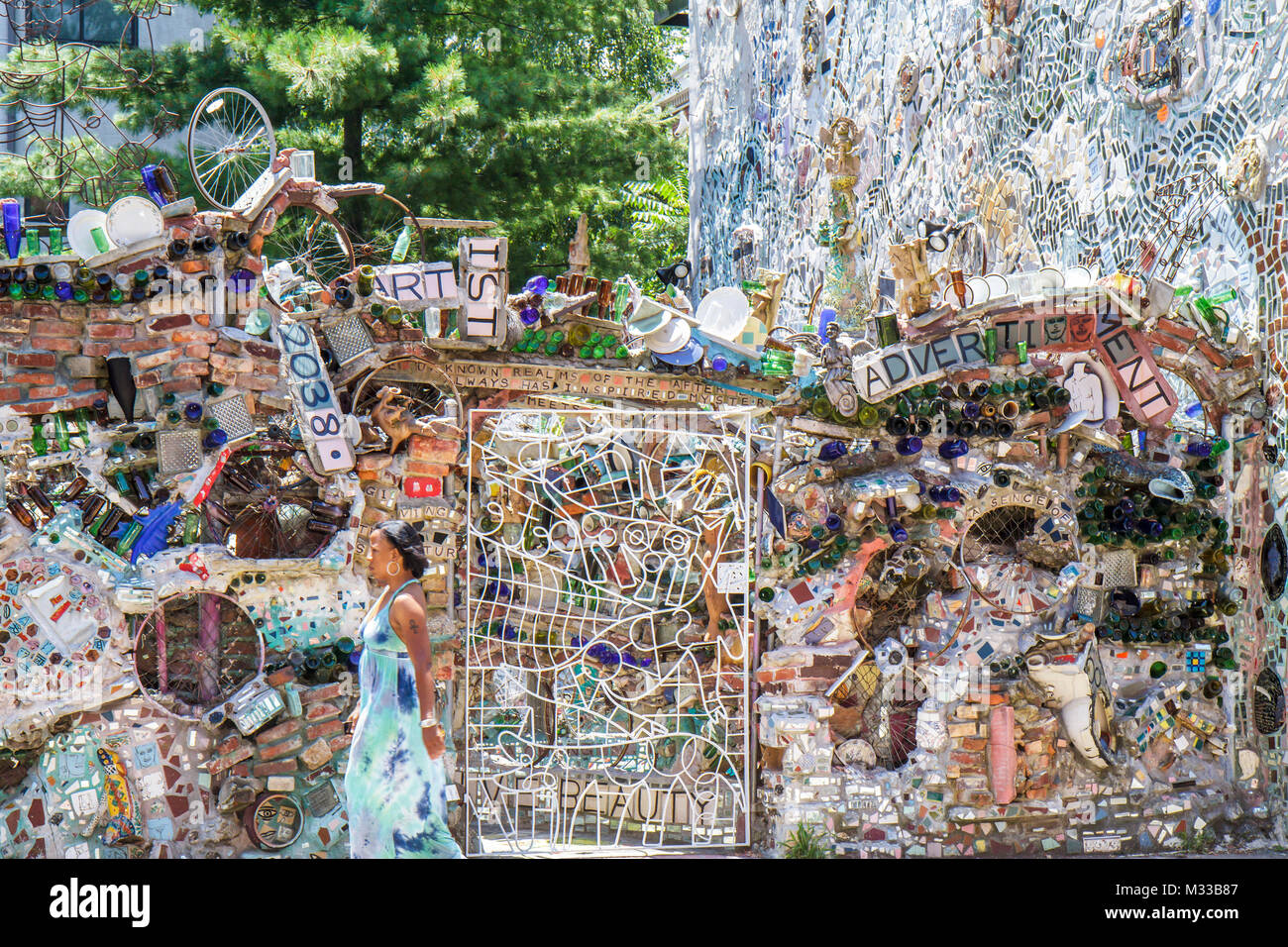 Philadelphia Pennsylvania,South Philly,South Street,Magic Gardens,Mosaic,Isaiah Zagar,arte artistica,artista,installazione,recinzione,design,oggetti trovati,muro, Foto Stock