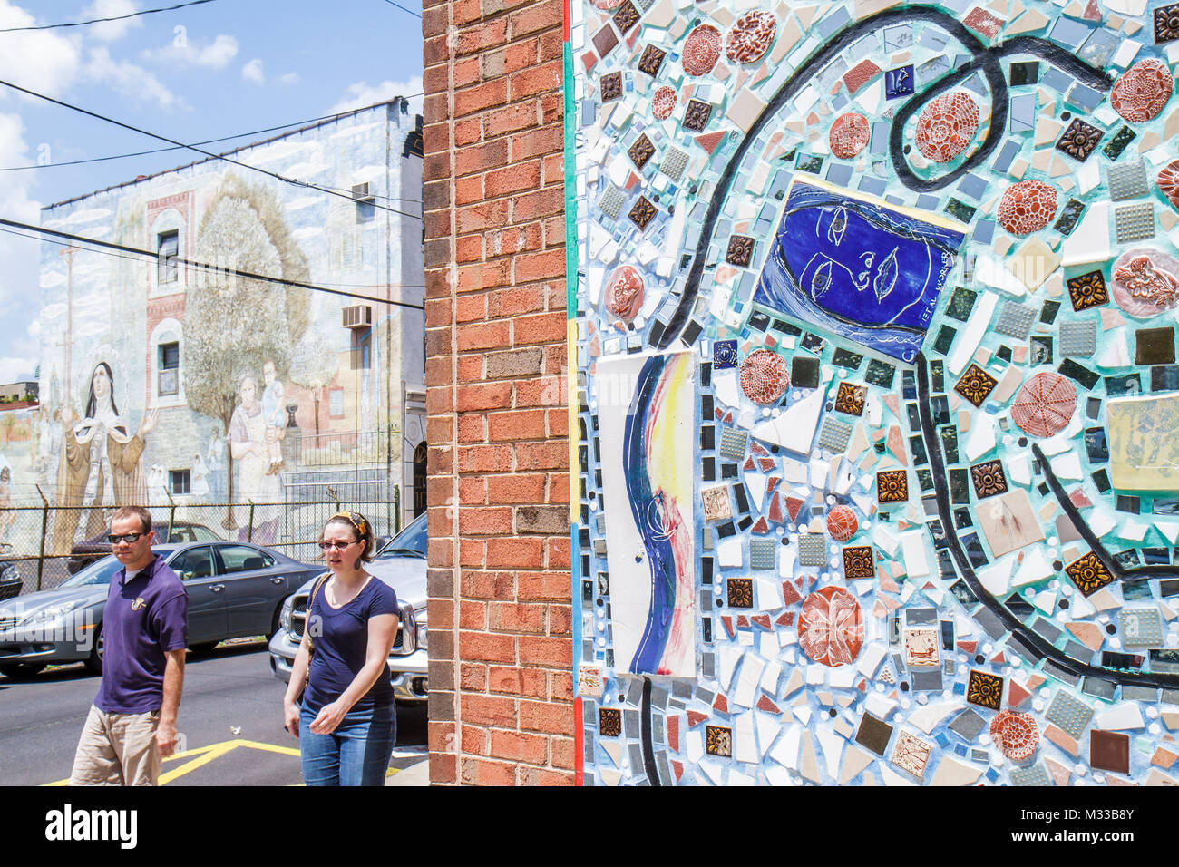 Philadelphia Pennsylvania,South Philly,South Philly,Neighborhood,beautify,mosaico,murale,Isaiah Zagar,arte,artista,strada,marciapiede,uomo uomo maschio,donna fema Foto Stock