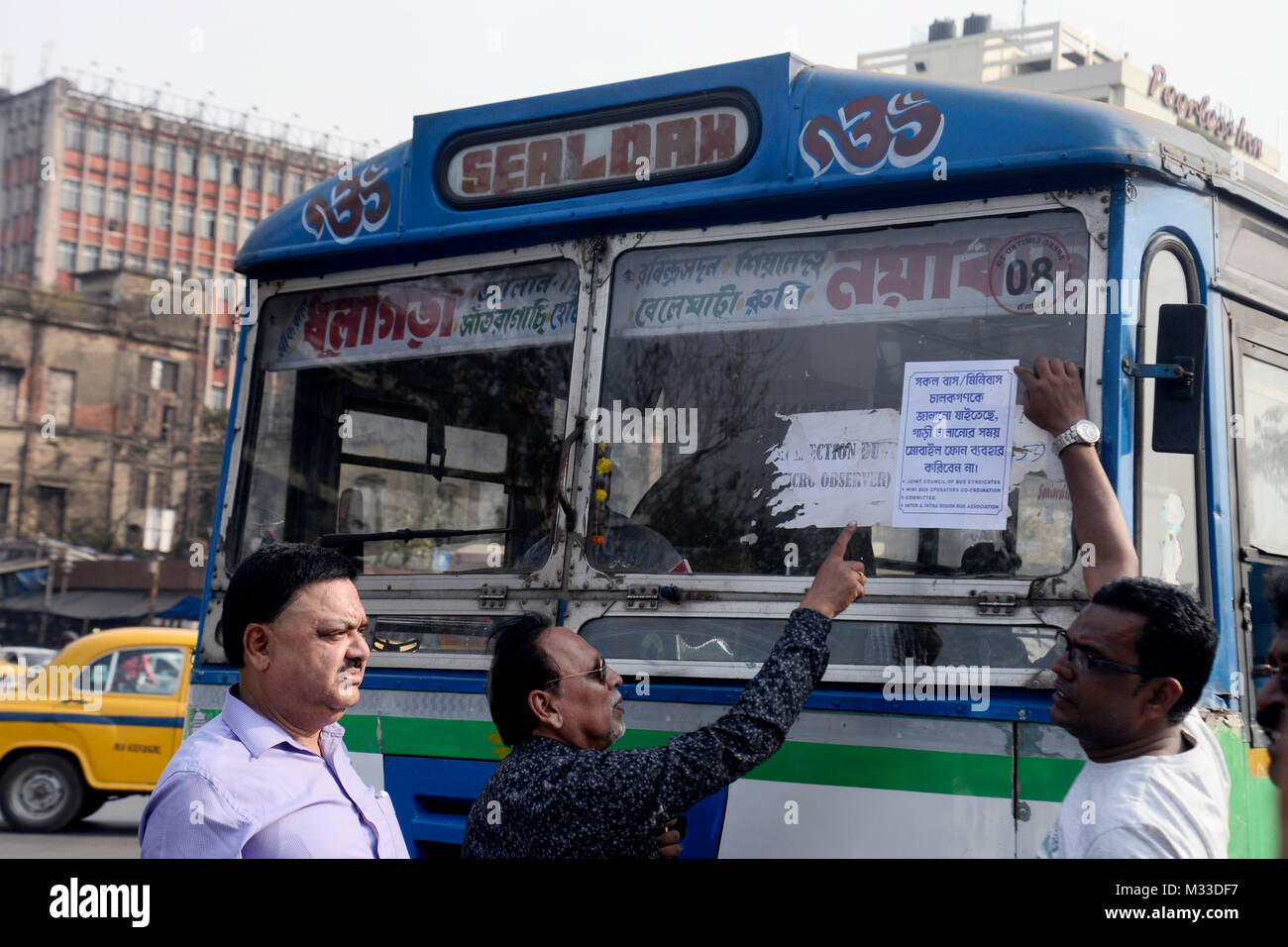 Kolkata, India. Il giorno 08 Febbraio, 2018. Attivista del sindacato Bus partecipare il programma della campagna per creare consapevolezza tra bus driver circa di non utilizzare il telefono cellulare mentre si guida. Credito: Saikat Paolo/Pacific Press/Alamy Live News Foto Stock