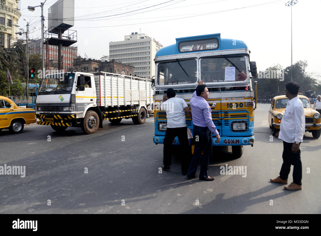 Kolkata, India. Il giorno 08 Febbraio, 2018. Attivista del sindacato Bus partecipare il programma della campagna per creare consapevolezza tra bus driver circa di non utilizzare il telefono cellulare mentre si guida. Credito: Saikat Paolo/Pacific Press/Alamy Live News Foto Stock