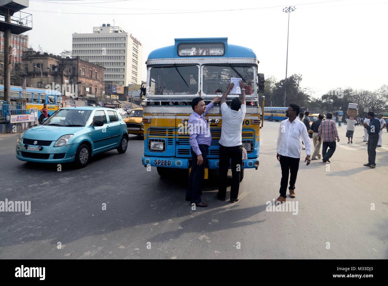 Kolkata, India. Il giorno 08 Febbraio, 2018. Attivista del sindacato Bus partecipare il programma della campagna per creare consapevolezza tra bus driver circa di non utilizzare il telefono cellulare mentre si guida. Credito: Saikat Paolo/Pacific Press/Alamy Live News Foto Stock