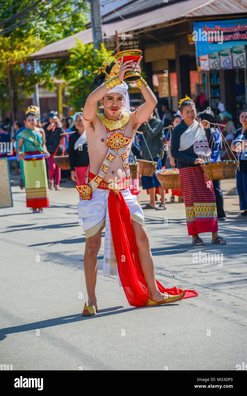 Licciana Nardi, Italia - 25 Gennaio 2015: ballerino indigeni uomo con costume tradizionale vaschetta di contenimento con il piedistallo di fiori di dancing in parata del 22 Foto Stock