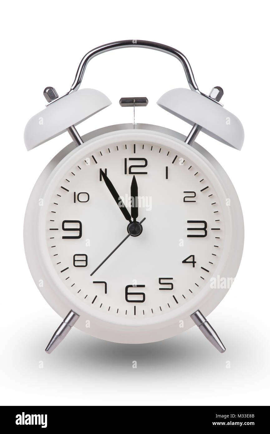 White orologio sveglia con le mani a 5 minuti fino a 12. Che illustra il tempo sta per scadere isolato su uno sfondo bianco Foto Stock