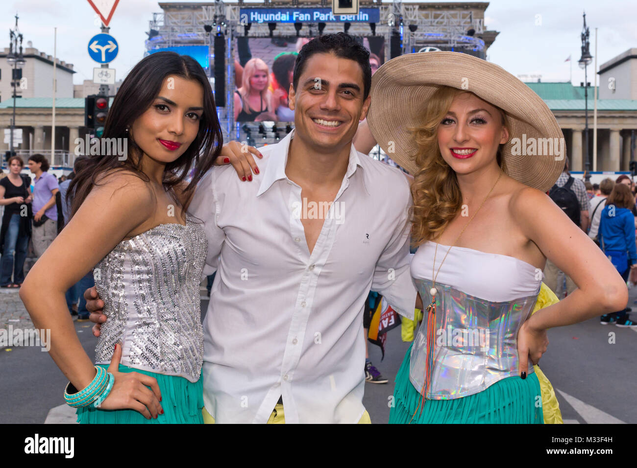 Hot Banditoz, Diba Hakimi, Silva Gonzales und Gabriela Gottschalk (v.l.n.r.), (Latino-Pop) an der Fanmeile auf der Hauptbühne zur Europameisterschaft 2012 am Brandenburger Tor in Berlino. Foto Stock