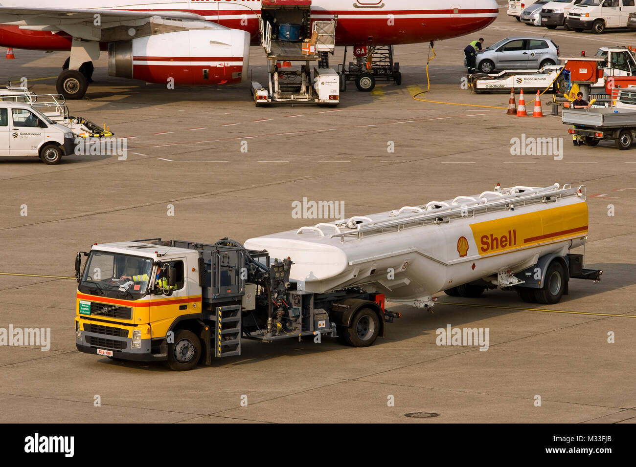 Tankwagen auf dem Flughafen TXL Berlino Tegel Foto Stock