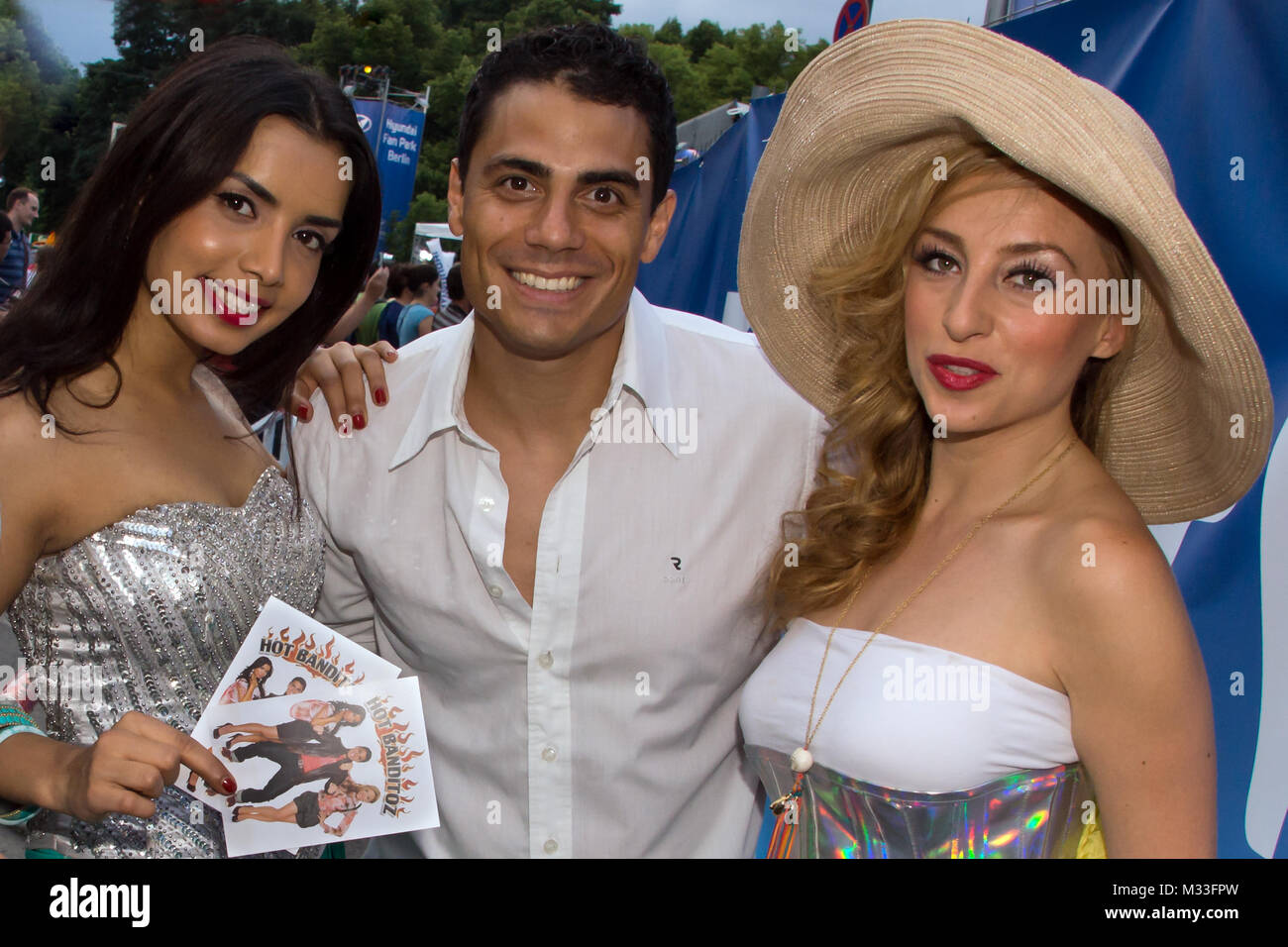 Hot Banditoz, Diba Hakimi, Silva Gonzales und Gabriela Gottschalk (v.l.n.r.), (Latino-Pop) an der Fanmeile auf der Hauptbühne zur Europameisterschaft 2012 am Brandenburger Tor in Berlino. Foto Stock