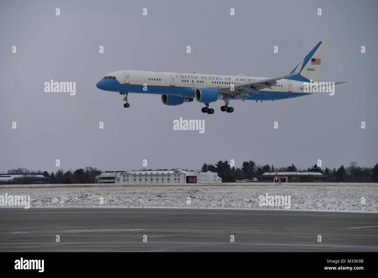 Air Force due arriva al 171st Air Refuelling Wing vicino Pittsburgh Febbraio 2, 2018. Vice Presidente degli Stati Uniti Michael R. Pence ha preso tempo per agitare le mani e salutare i membri del 171st prima del suo discorso a Bethel Park Centro Comunitario e Heinz History Center di Pittsburgh. (U.S. Air National Guard Foto Stock