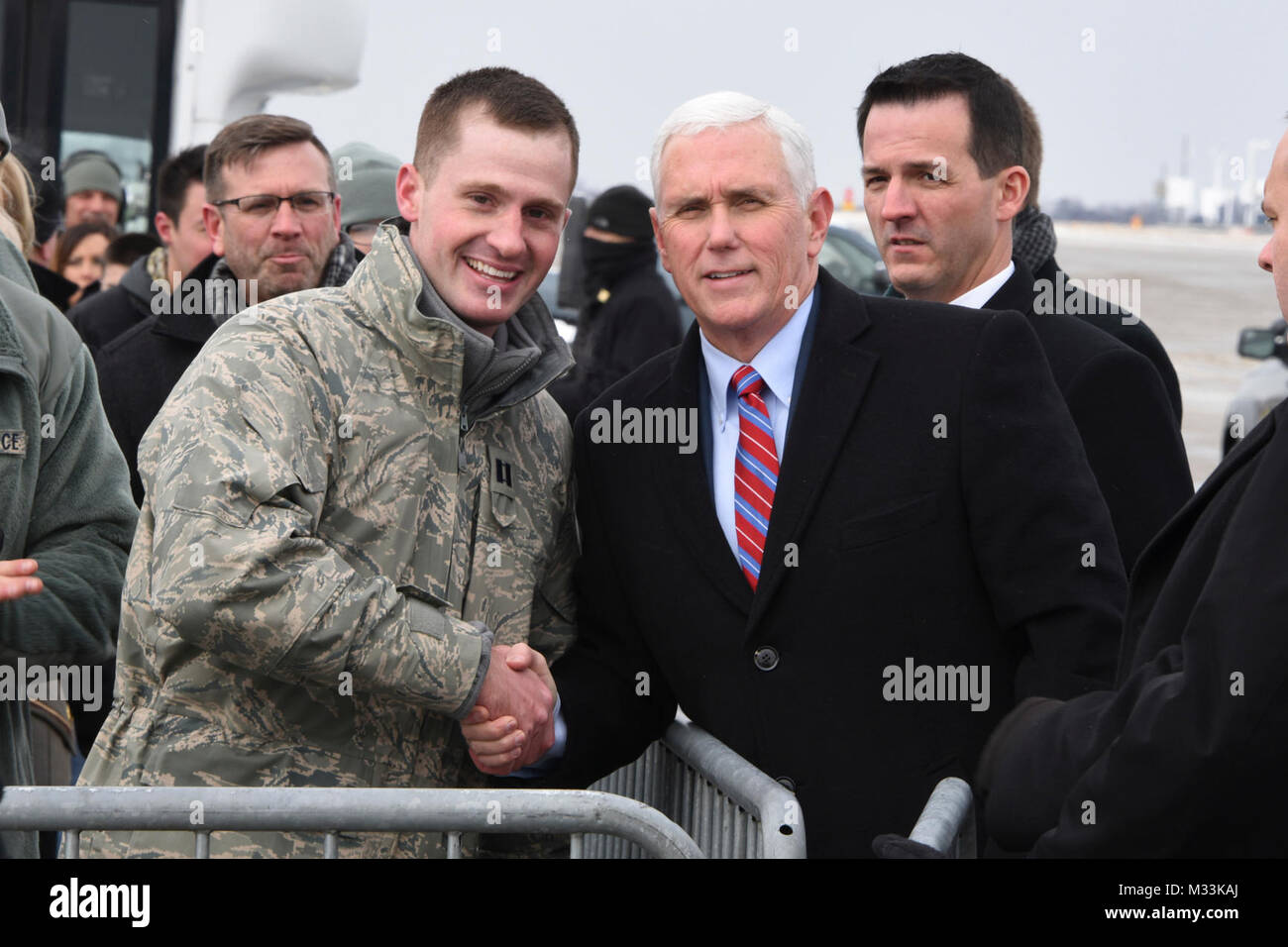 Vice Presidente degli Stati Uniti Michael R. Pence scuote le mani con il cap. Ryan Curley all'Pennsylvania Air National Guard 171st del rifornimento di aria ala in Coraopolis, Pa. Febbraio 2, 2018. Pence ha preso tempo per agitare le mani e salutare i membri del 171st prima del suo discorso a Bethel Park Centro Comunitario e Heinz History Center di Pittsburgh. (U.S. Air National Guard Foto Stock