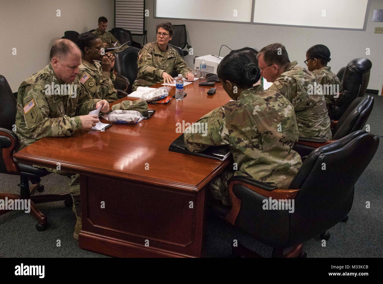 Stati Uniti Esercito Brig. Gen. Deborah L. Kotulich (sinistra), comandante generale, 143d supporto comando (Expeditionary), parla con i suoi comandanti di brigata circa l'attuale ritmo operativo durante una missione breve training condotto nel febbraio 3, 2018 a Orlando, Fla. Kotulich ha incoraggiato i suoi comandanti di scrutare le loro unità subordinate' programmi di allenamento per verificarne la conformità alle rigorose esigenze insite nel complesso mondo della diverse operazioni di emergenza. (U.S. Esercito Foto Stock