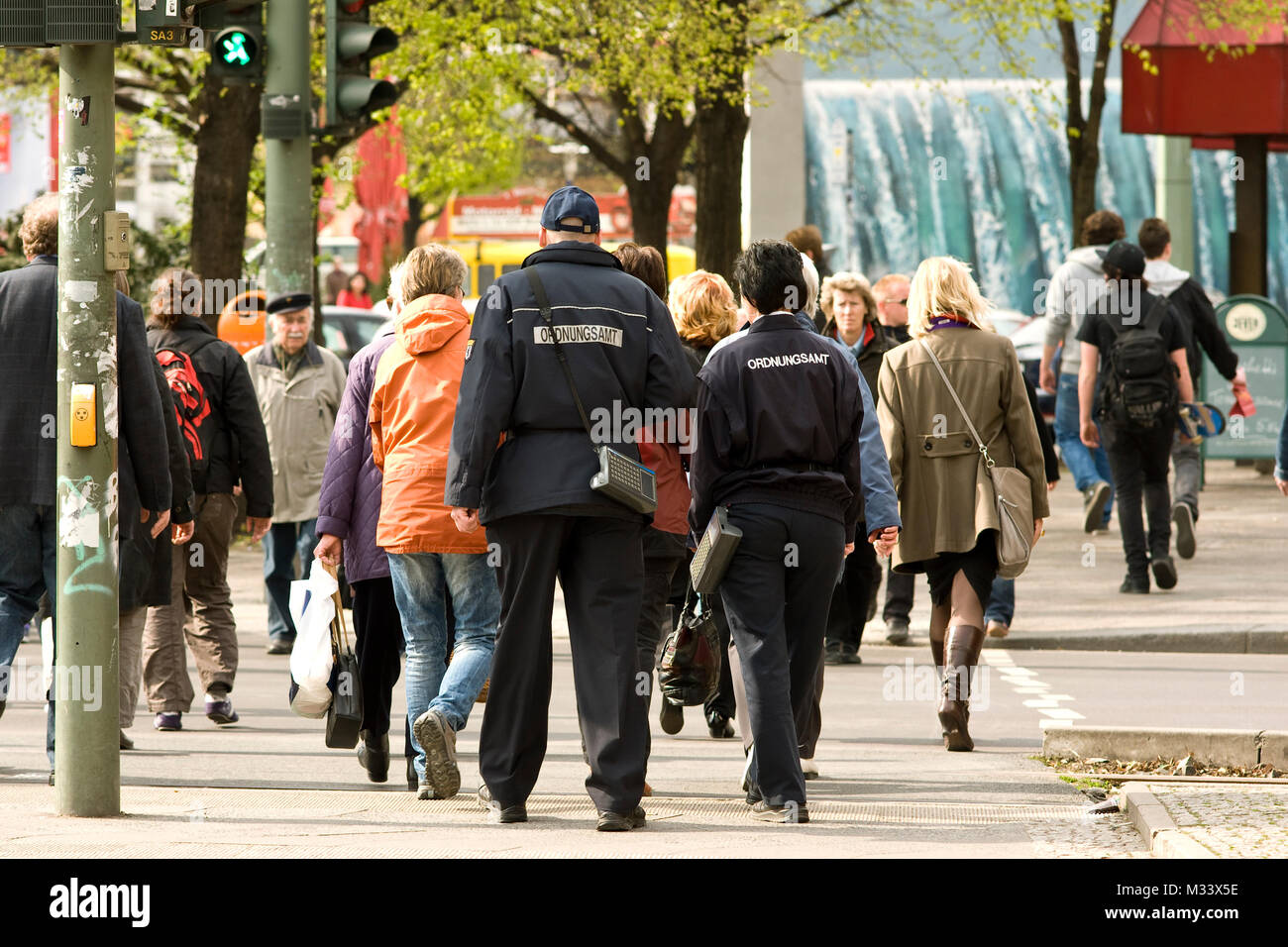 Ordnungsamt Mitarbeiter laufen Streife a Berlino. Foto Stock