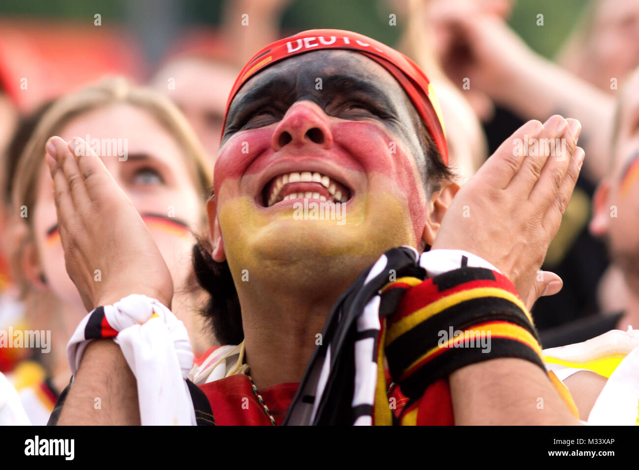 Männlicher Fussballfan mit Kopfschmuck auf der Fanmeile zur Europameisterschaft 2012 Deutschland gegen Griechenland am Brandenburger Tor in Berlin Foto Stock