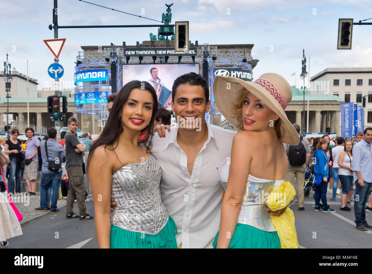 Hot Banditoz, Diba Hakimi, Silva Gonzales und Gabriela Gottschalk (v.l.n.r.), (Latino-Pop) an der Fanmeile auf der Hauptbühne zur Europameisterschaft 2012 am Brandenburger Tor in Berlino. Foto Stock