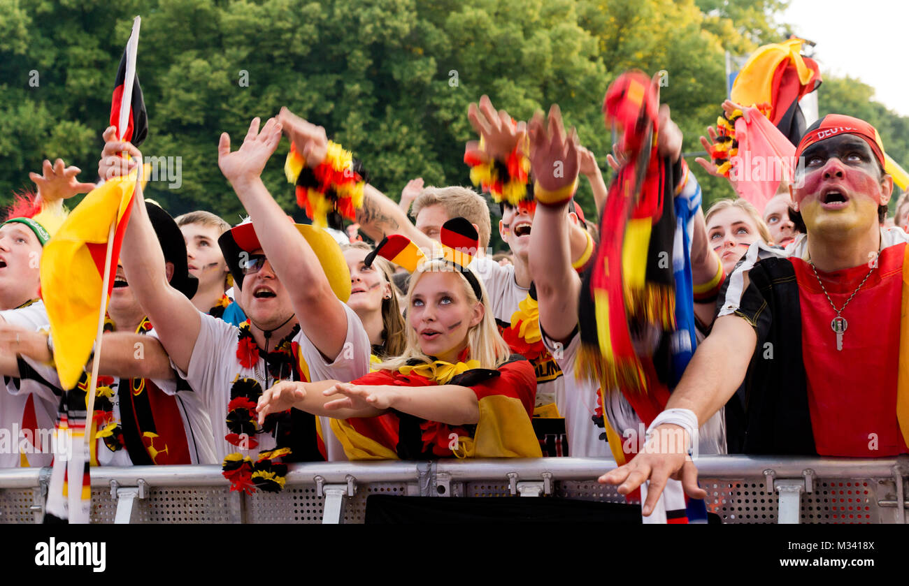 Fussbalfans fiebern mit der deutschen Manschaft auf der Fanmeile zur Europameisterschaft 2012 Deutschland gegen Griechenland am Brandenburger Tor in Berlin Foto Stock