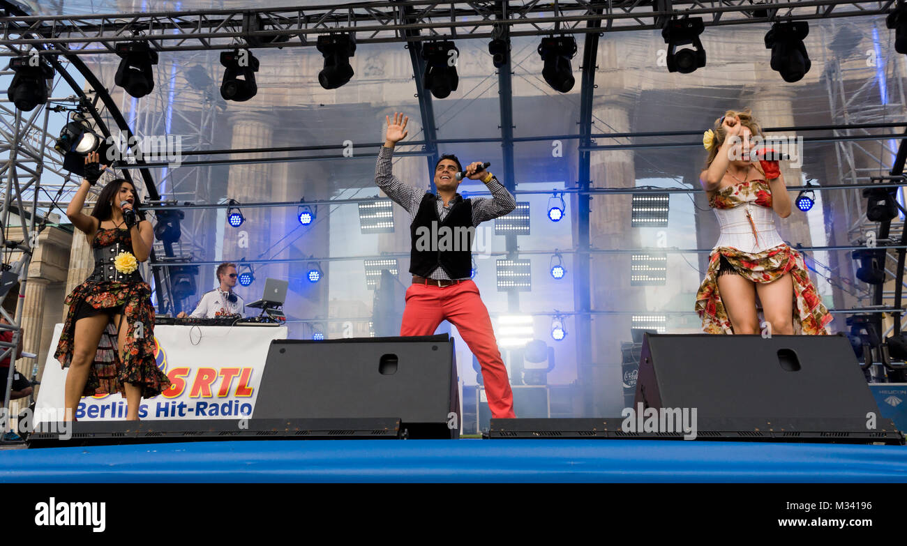 Hot Banditoz, Diba Hakimi, Silva Gonzales und Gabriela Gottschalk (v.l.n.r.), (Latino-Pop) an der Fanmeile auf der Hauptbühne zur Europameisterschaft 2012 am Brandenburger Tor in Berlino. Foto Stock