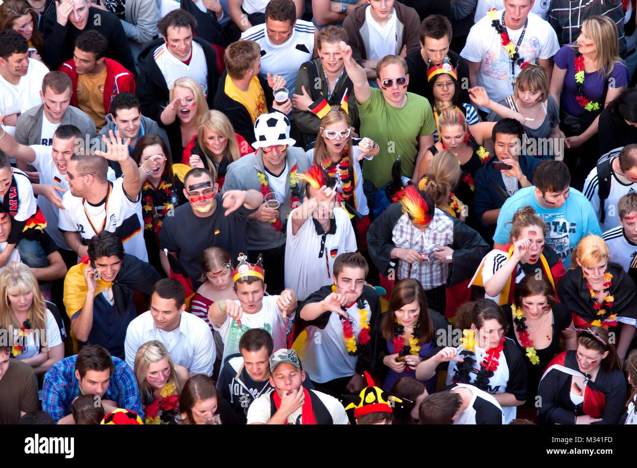 WM Fußball-Spiel Deutschland-Ghana auf der Fanmeile in Berlin am Brandenburger Tor , Die deutsche Nationalmannschaft siegte gegen Ghana knapp 1:0.Tenuto des Abends war Mesut Özil, der das goldene Tor erzielte. Foto Stock