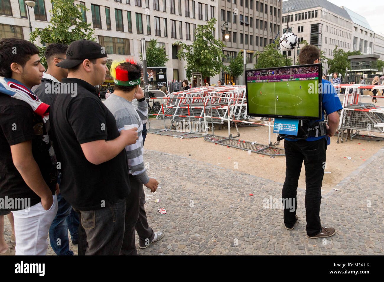 Visualizzazione pubblico mit einen transportablen LCD Fernseher auf dem Pariser Platz nahe der Fanmeile zur Europameisterschaft 2012 Deutschland gegen Griechenland am Brandenburger Tor in Berlin Foto Stock