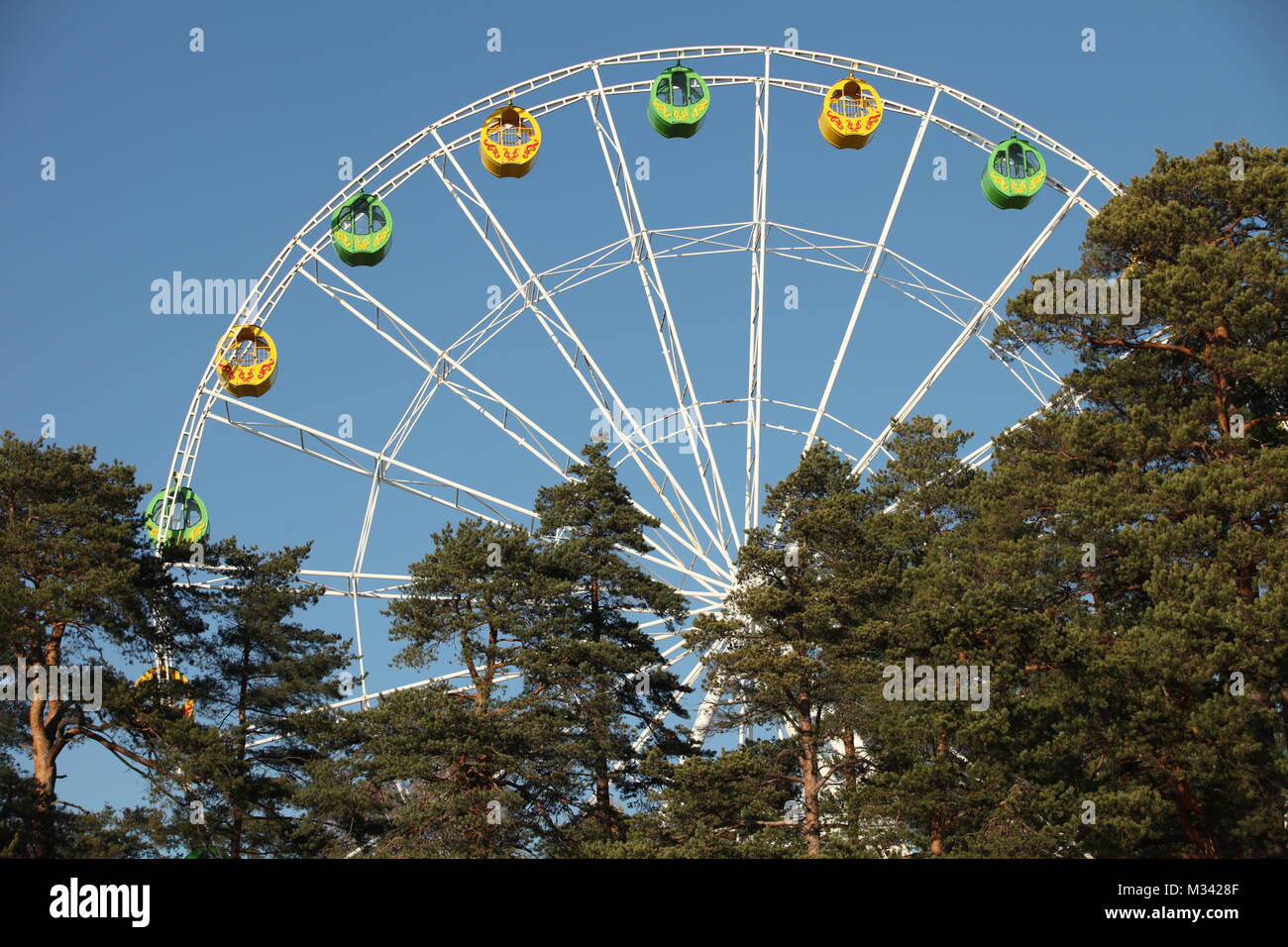 Ruota panoramica Ferris contro un profondo cielo blu Foto Stock