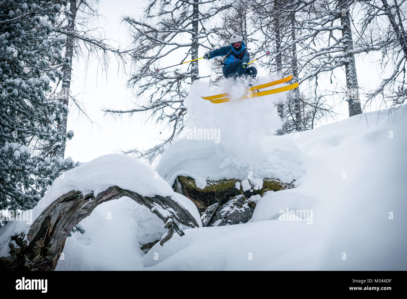 Sciatore Freeride jumping metà aria, Zauchensee, Alpi, Salisburgo, Austria Foto Stock