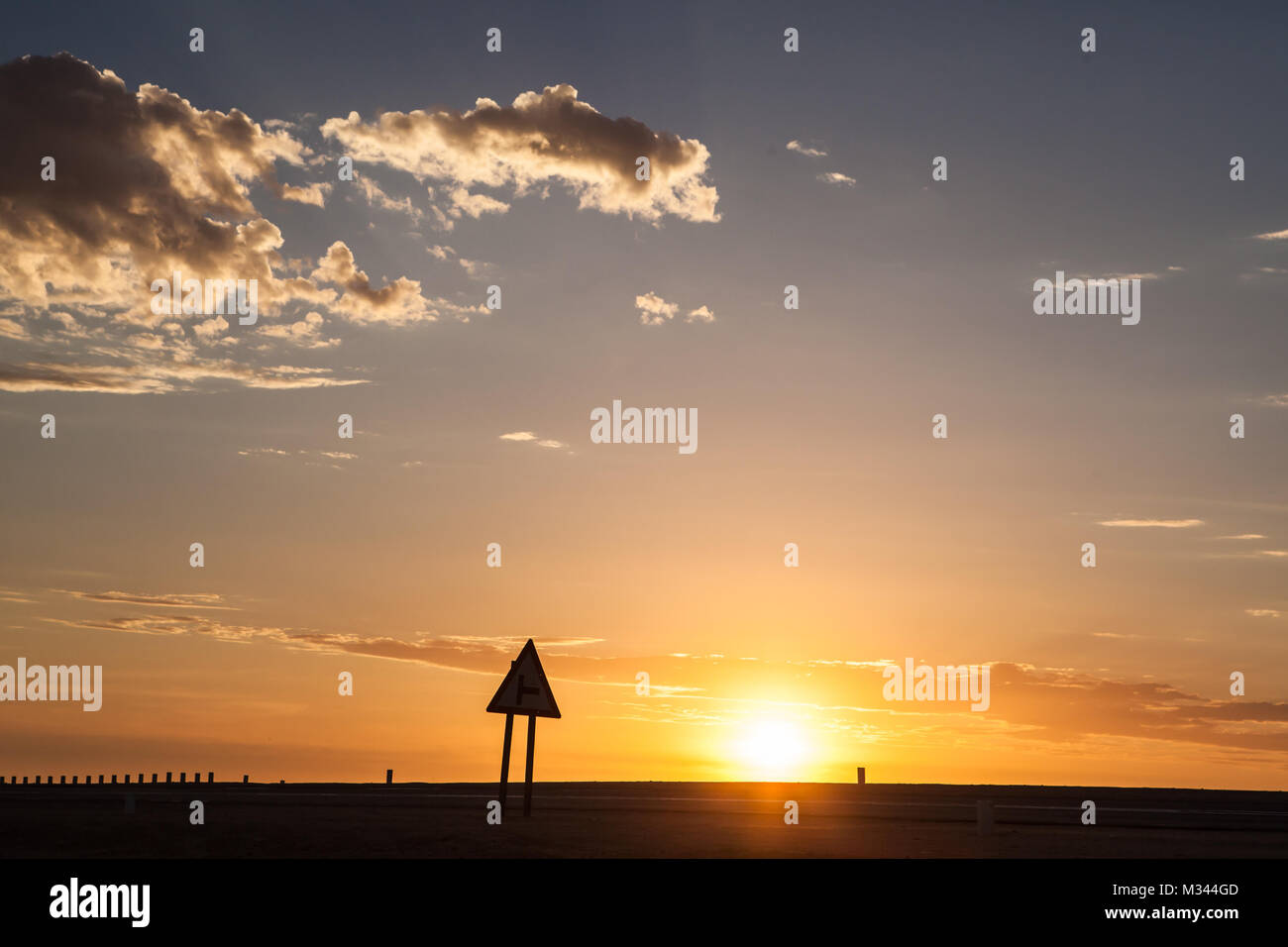 Silhouette di un cartello stradale al tramonto, Swakopmund, Namibia Foto Stock