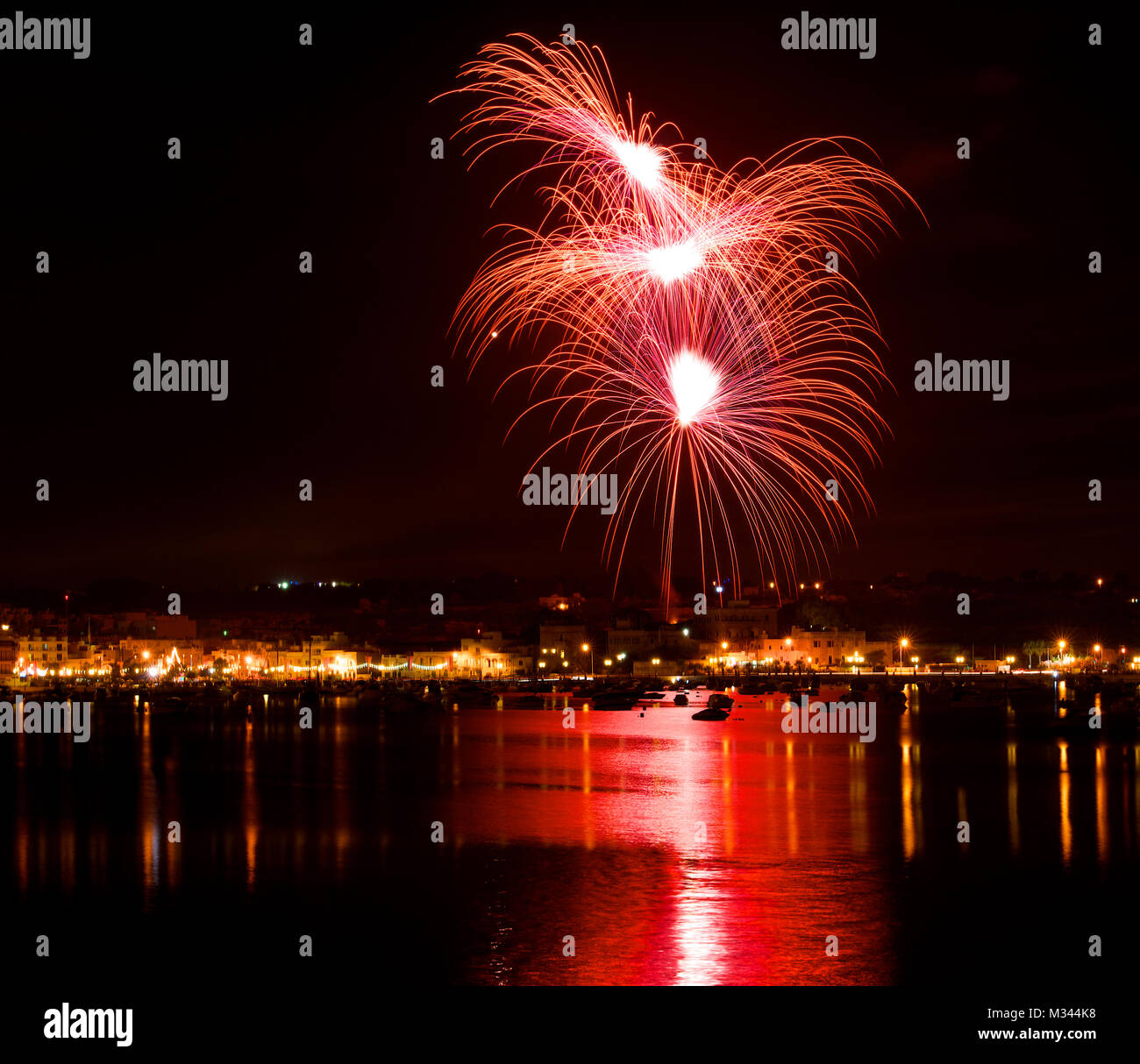 Fuochi d'artificio su città, Birzebugga, Malta Foto Stock