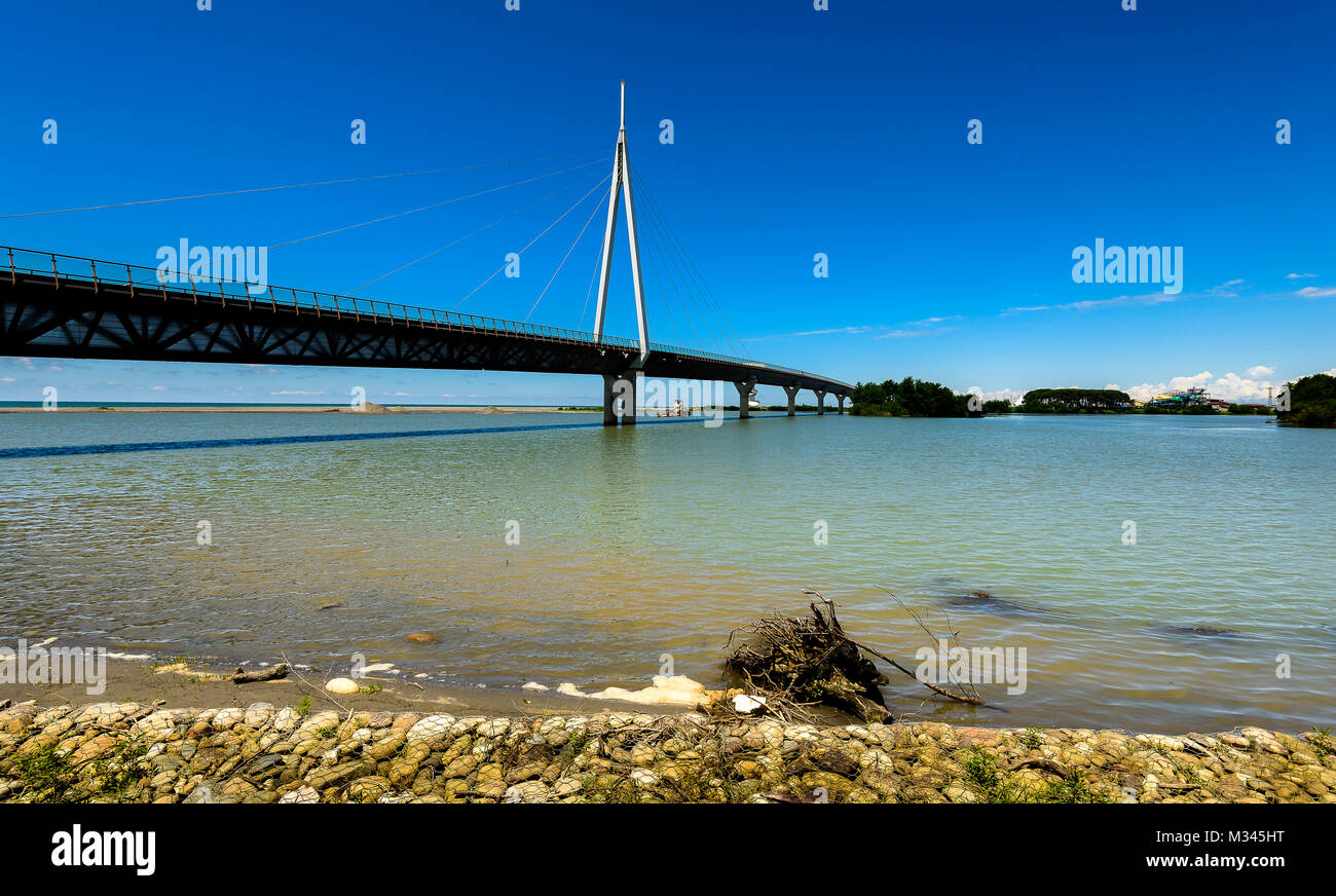 Design moderno ponte hang Anaklia in Georgia Foto Stock