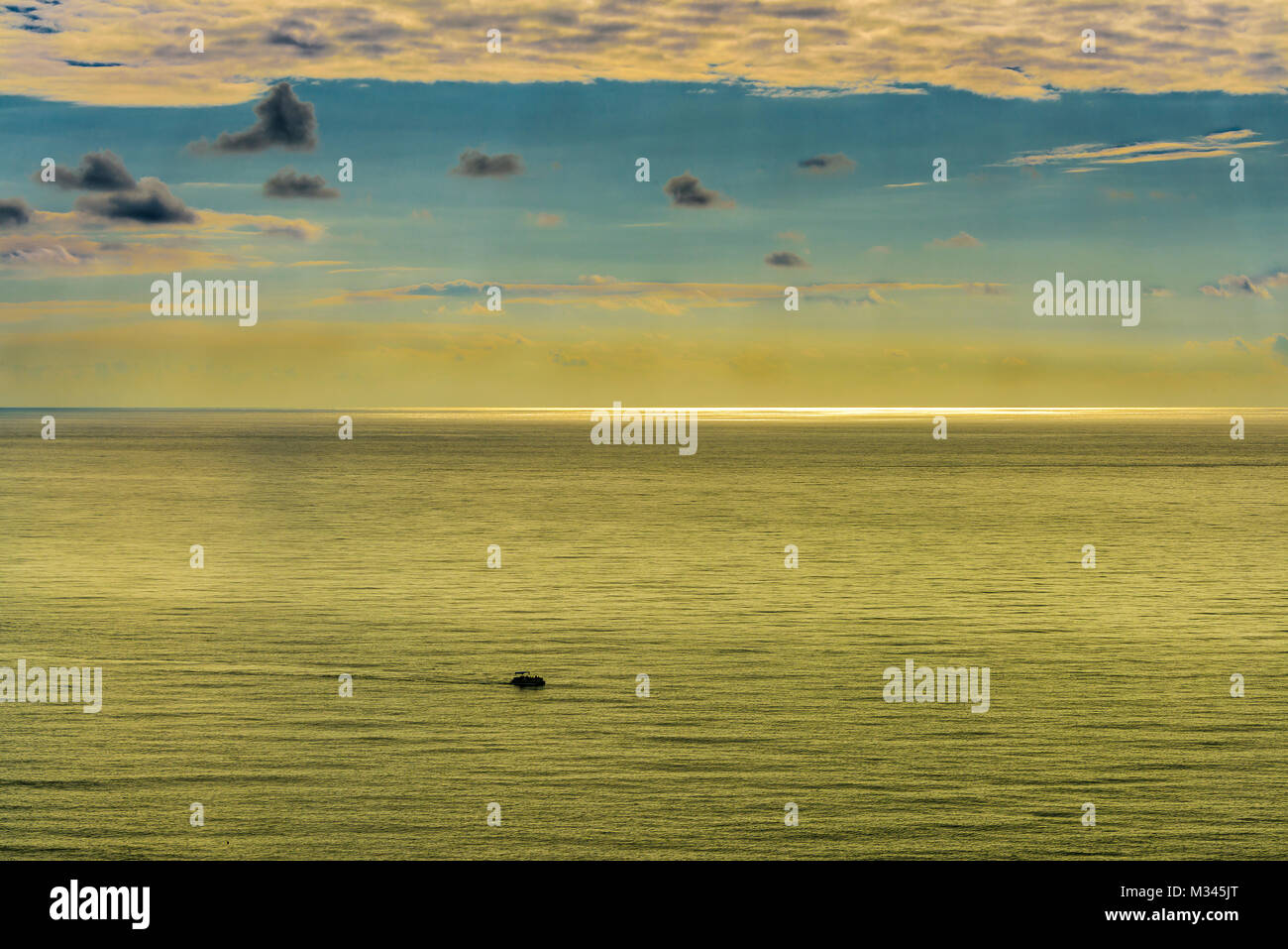 Ampio angolo di paesaggio panorama seascape imbarcazioni Navi vista con sfumature di verde, aqua, turchese e blu sotto un cielo azzurro con bassa giacente puffy nuvole Foto Stock