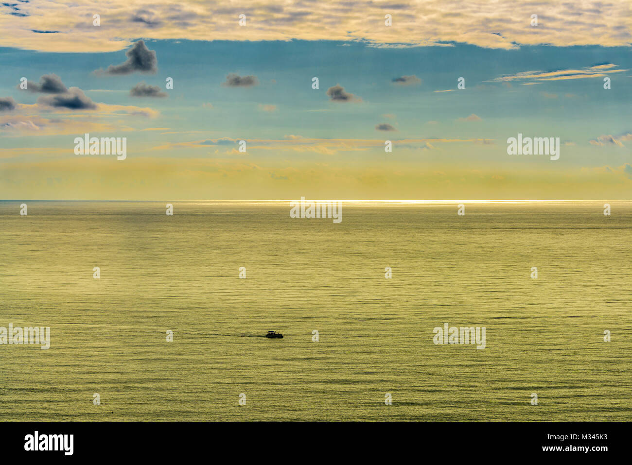 Ampio angolo di paesaggio panorama seascape imbarcazioni Navi vista con sfumature di verde, aqua, turchese e blu sotto un cielo azzurro con bassa giacente puffy nuvole Foto Stock