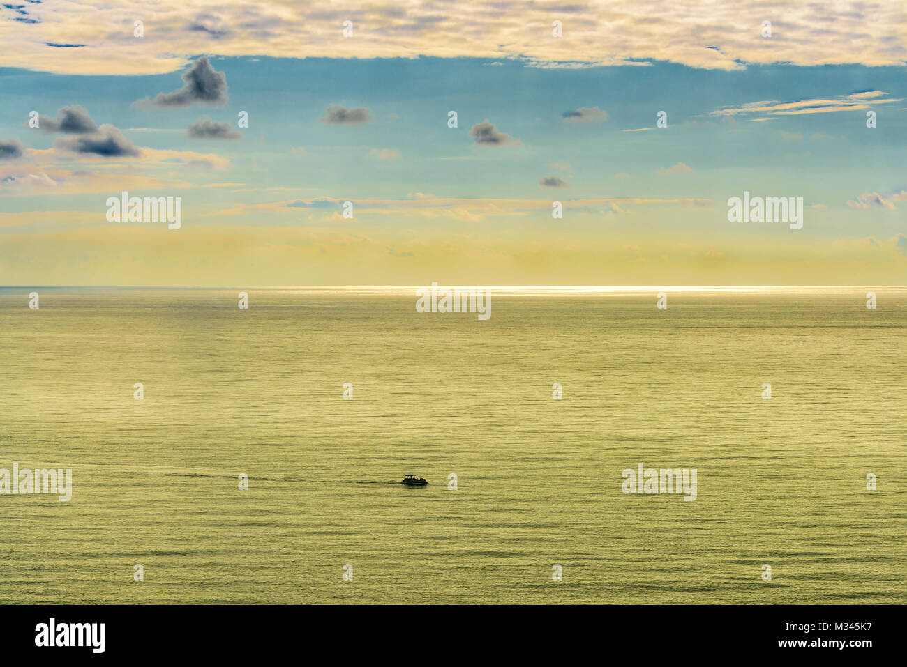 Ampio angolo di paesaggio panorama seascape imbarcazioni Navi vista con sfumature di verde, aqua, turchese e blu sotto un cielo azzurro con bassa giacente puffy nuvole Foto Stock