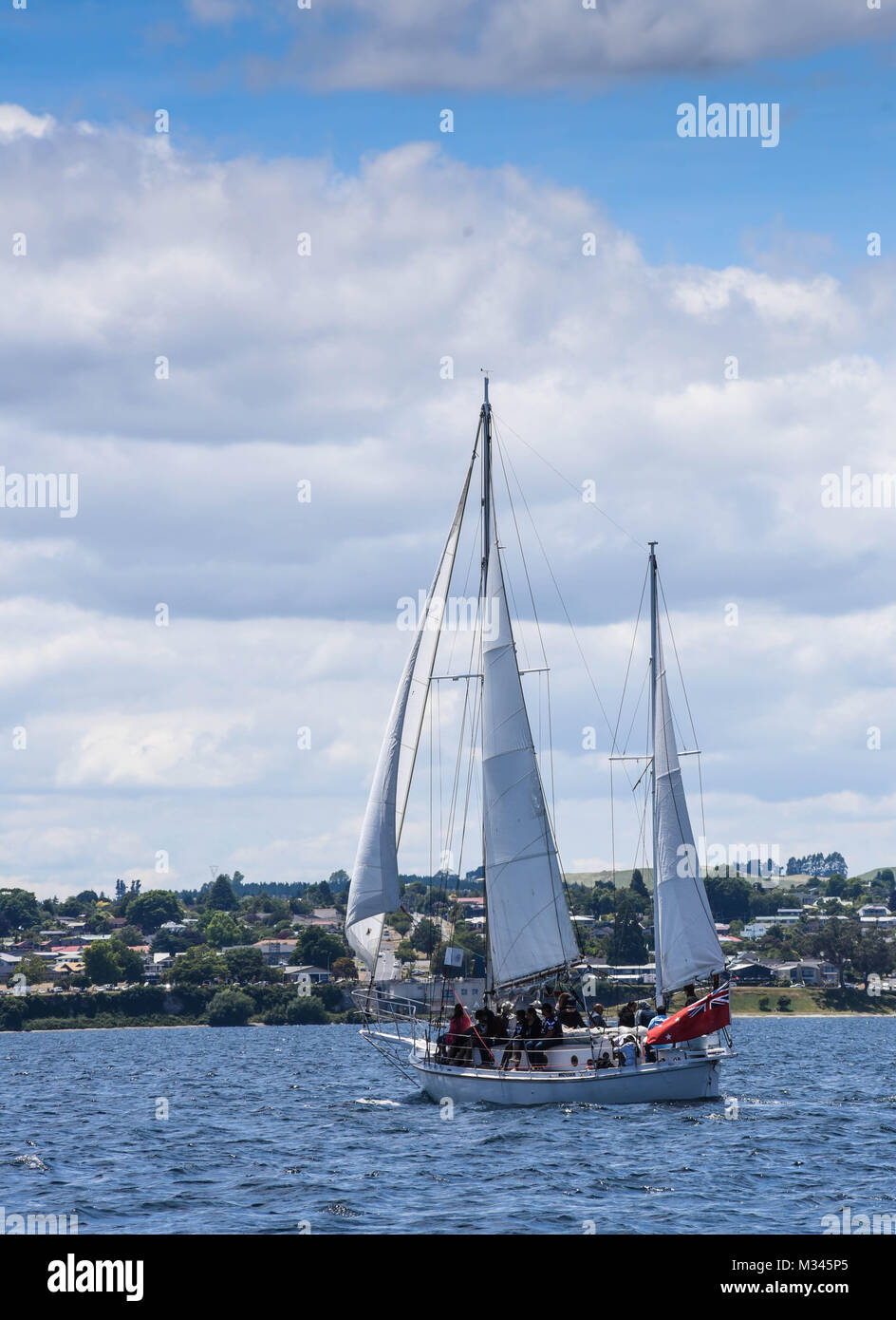 Barca a vela sul Lago Taupo, Nuova Zelanda Foto Stock
