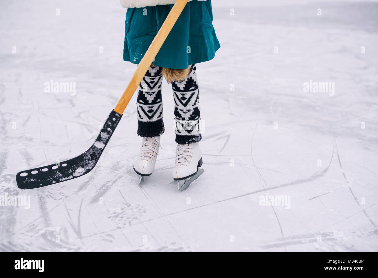 Close-up di una ragazza per le gambe la riproduzione di hockey su ghiaccio Foto Stock