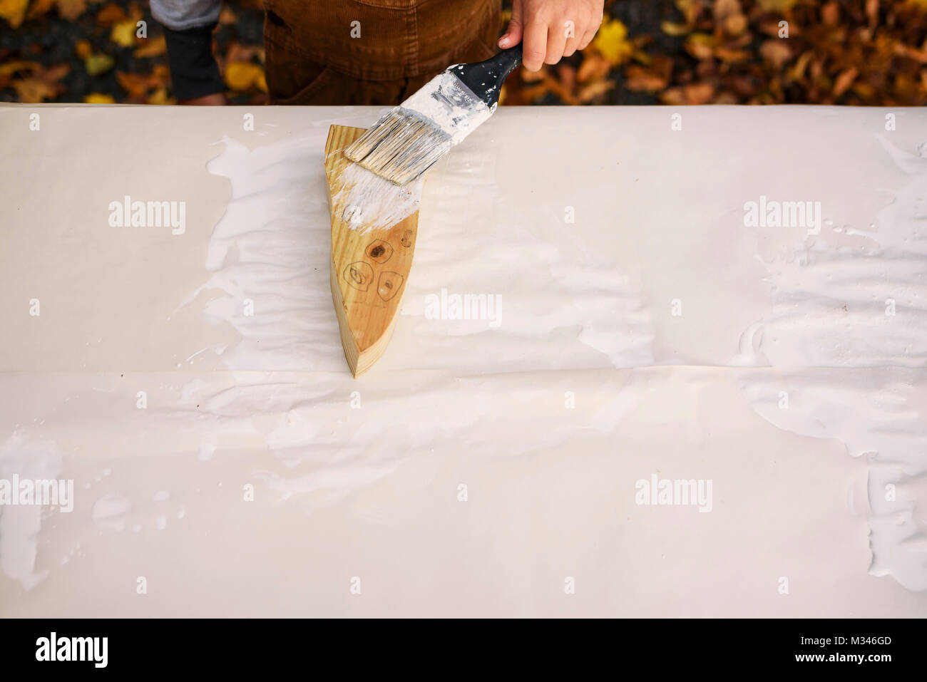 Ragazzo di verniciatura di un fantasma in legno decorazione per Halloween Foto Stock