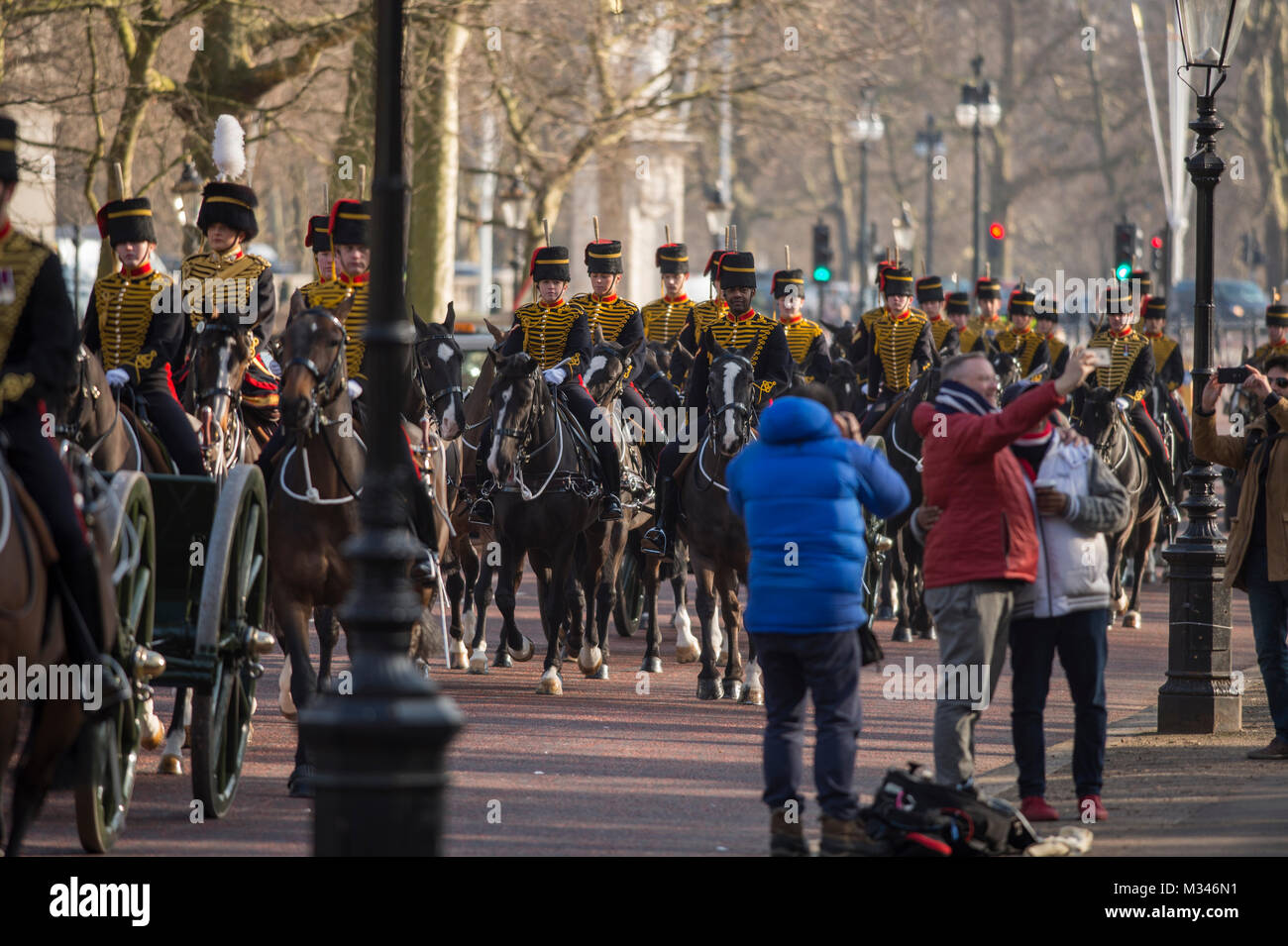 Constitution Hill, Londra, Regno Unito. 6 Feb 2018. Il Re della truppa cavallo Royal Artillery en route per Green Park per la fase 41 la pistola di saluto. Foto Stock