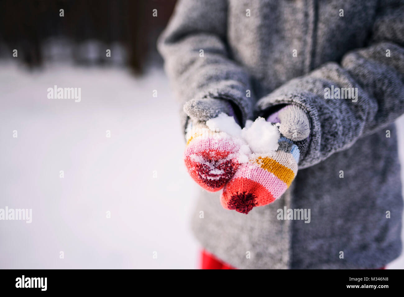 Close-up di una ragazza in mani tenendo la neve Foto Stock
