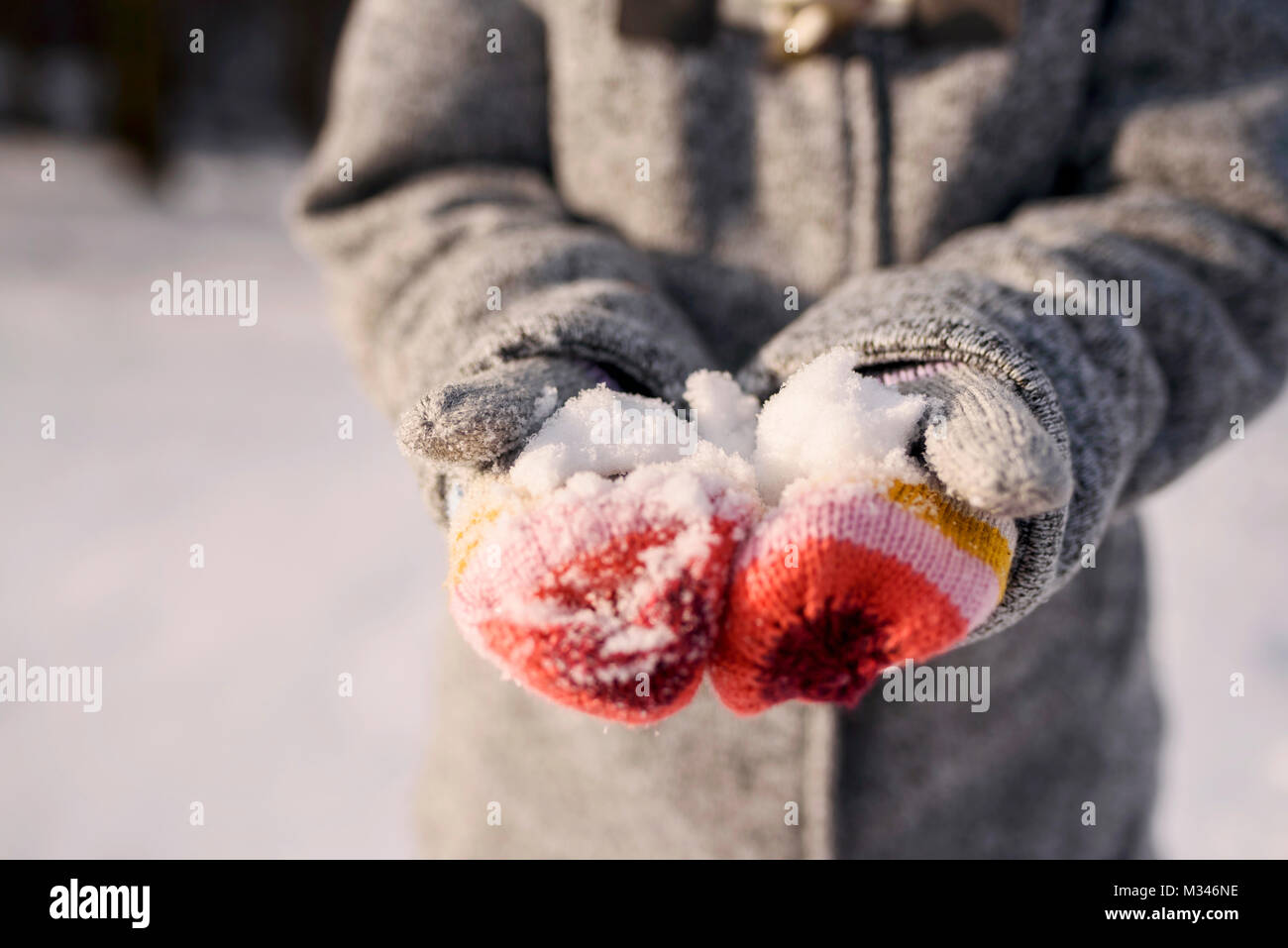 Close-up di una ragazza in mani tenendo la neve Foto Stock