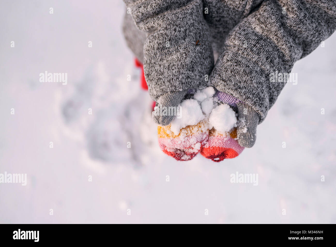 Vista aerea di una ragazza in mani tenendo la neve Foto Stock