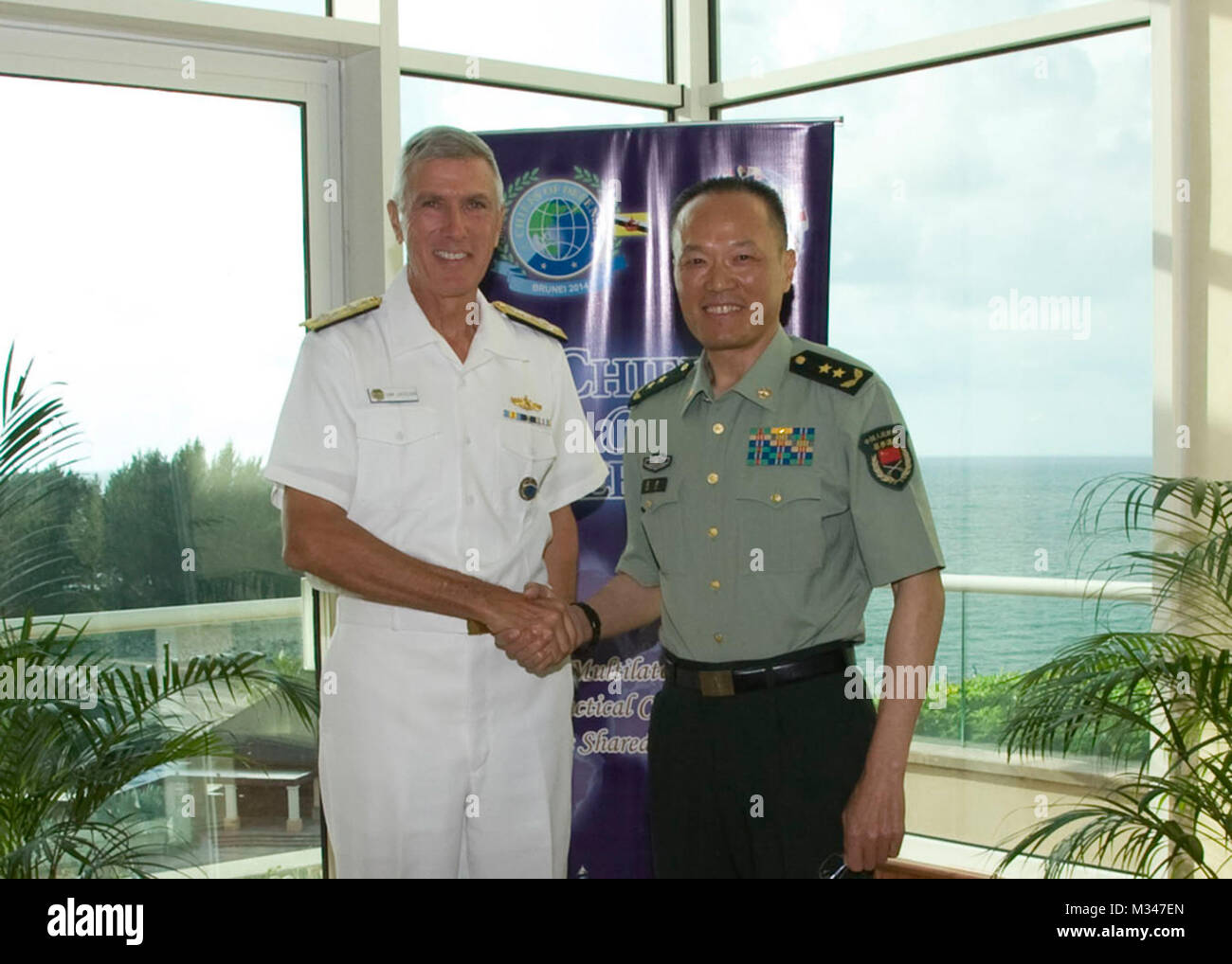 141103-A-WQ644-011 BRUNEI (3 novembre 2014) - USA Il comandante del Pacifico, Ammiraglio Samuel J. Locklear III soddisfa con la Cina Capo della difesa (CHOD), Tenente Generale Gao Jin per una discussione bilaterale durante l'annuale conferenza CHOD. La conferenza porta top funzionari militari insieme per discutere di sicurezza condivisa sfide, migliorare relazioni bilaterali e multilaterali e su cui costruire la difesa reciproca obiettivi di continuare a rafforzare la fiducia nella regione. (Foto di esercito SGT Sabrina Black, U.S. Pacifico Comando Affari pubblici) comandante PACOM soddisfa con la leadership cinese da #PACOM Foto Stock