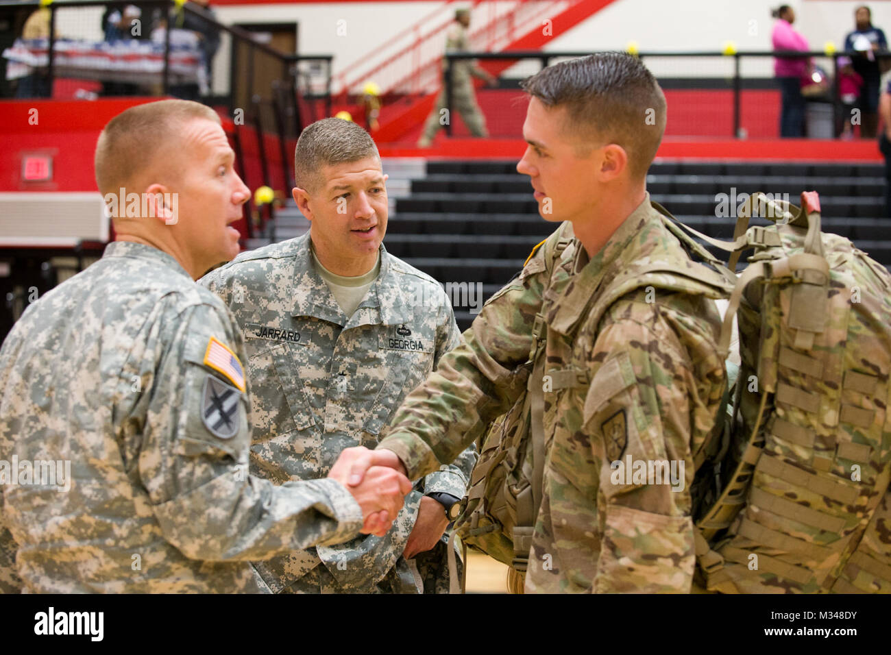 STEPHENS COUNTY HIGH SCHOOL, Toccoa, Ga. Dic. 23, 2014- Il 876th ingegnere verticale società restituito alla famiglia e abbracci dopo un mese sette deployment in Afghanistan Martedì, Dicembre 23rd, 2014 in Toccoa, Ga. Comandata da Capt. Tyler Cook, il 876th condotta demolizione, riparazione e operazioni di costruzione per includere dati idraulici, elettrici e di falegnameria di lavoro concreti per strutture nei loro assegnata area di operazioni. Per la prima volta in 13 anni, tutta la Georgia esercito nazionale Guard (GAARNG) unità verrà a casa per le vacanze. Mentre il GAARNG è lieta di avere tutte le unità home su Foto Stock