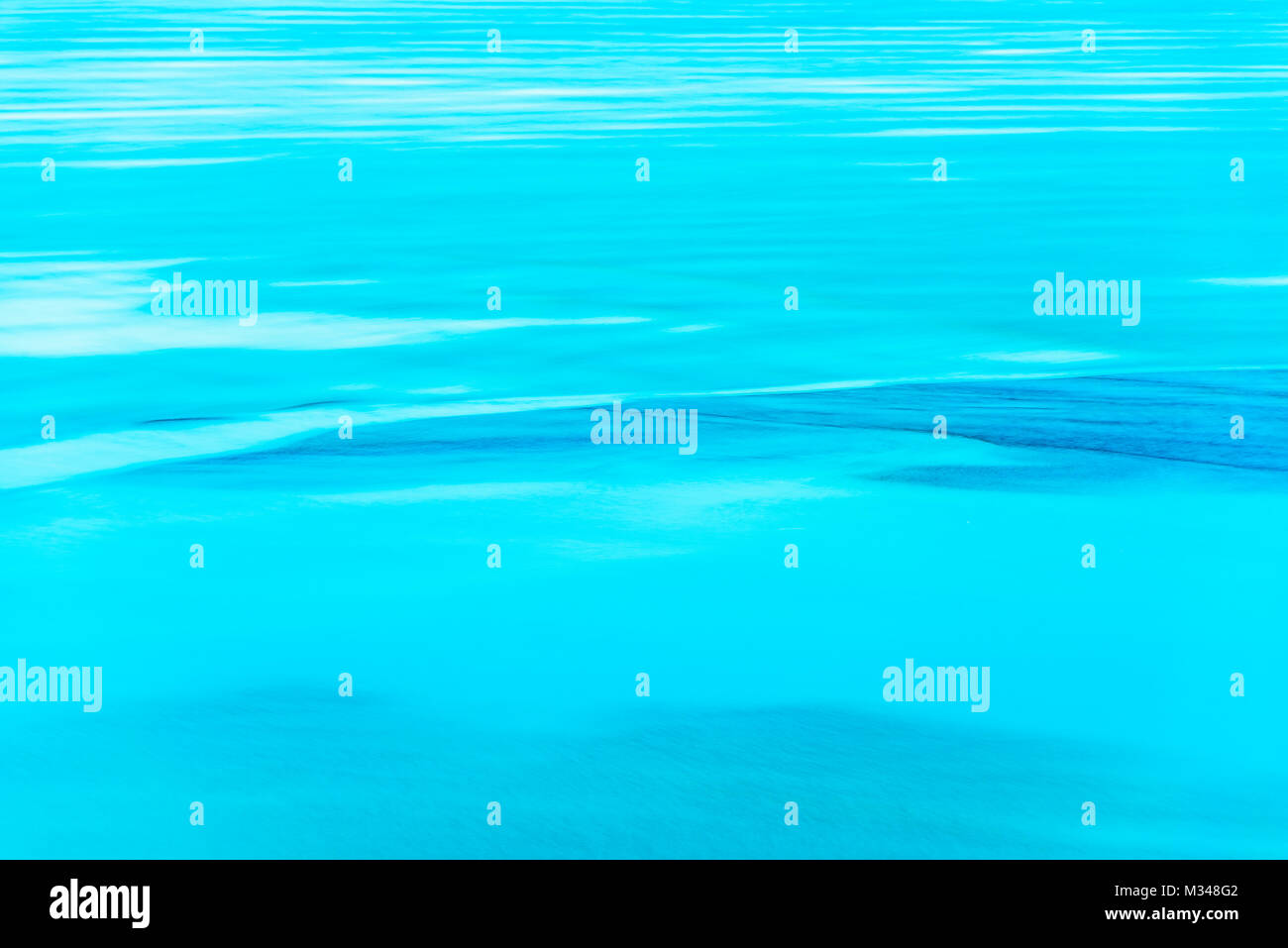 Stilizzata una lunga esposizione sunset seascape con diverse sfumature di blu ha montrato come arte astratta immagine. Foto Stock