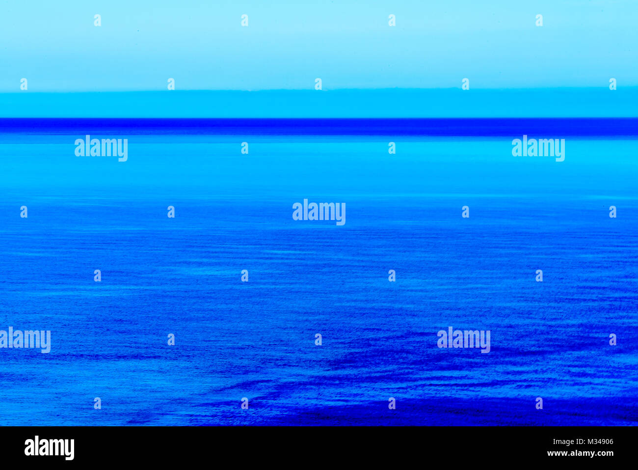 Stilizzata una lunga esposizione sunset seascape con diverse sfumature di blu ha montrato come arte astratta immagine. Foto Stock