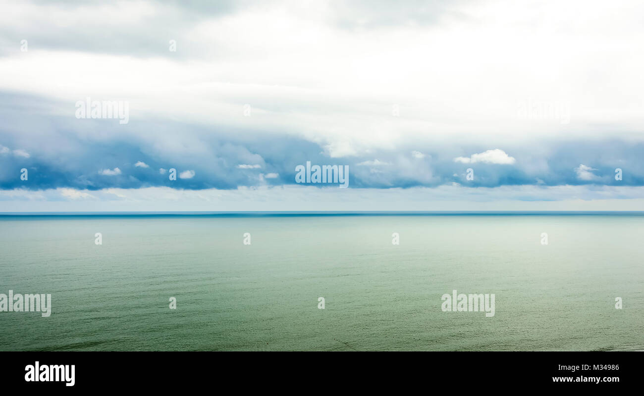 Un calmante e rilassante seascape oceanscape tramonto che mostra un mare blu, blu oceano. I colori calmante sarebbe una grande immagine di sfondo nella vostra casa. Foto Stock