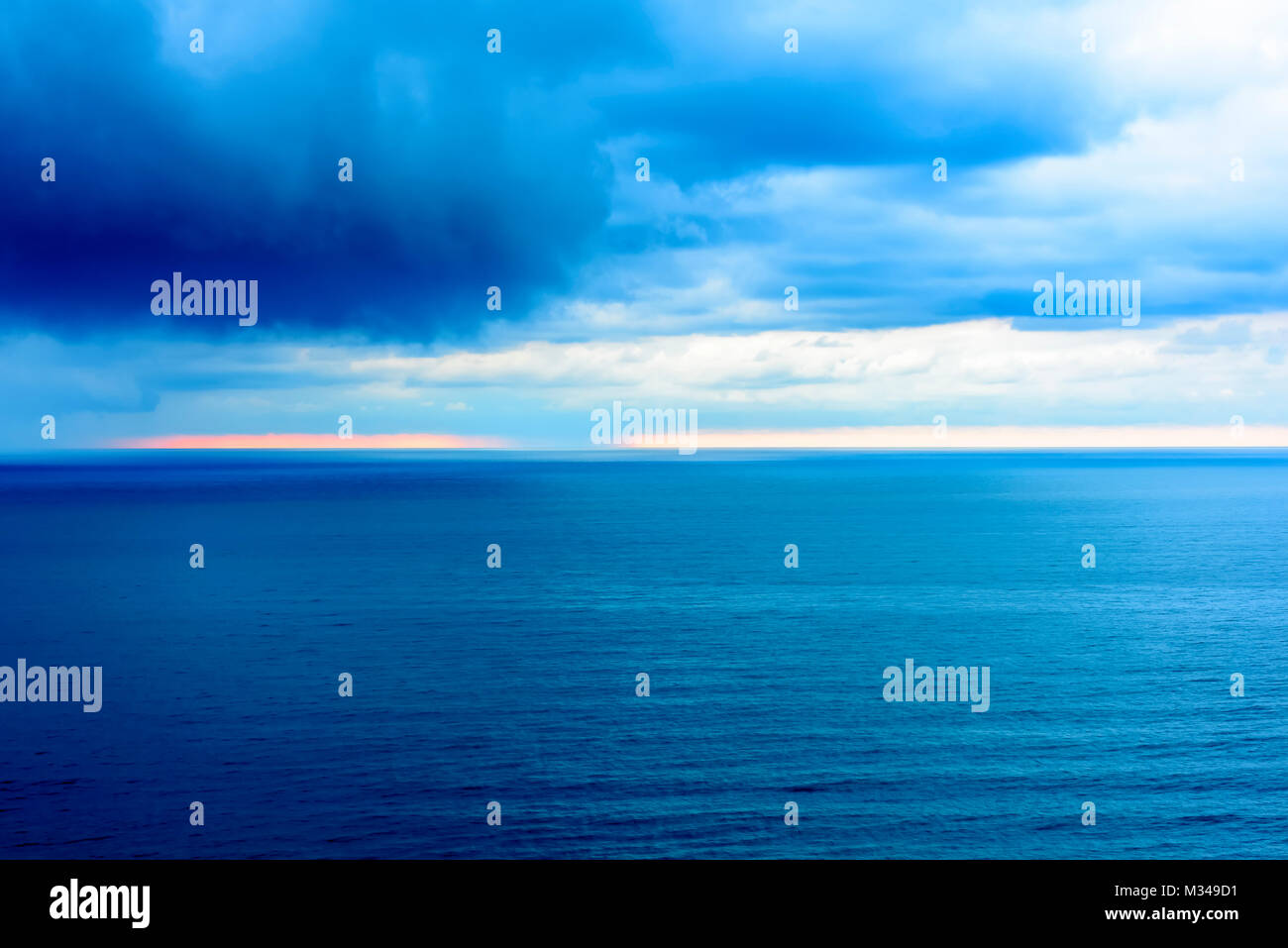 Un calmante e rilassante seascape oceanscape tramonto che mostra un mare blu, blu oceano. I colori calmante sarebbe una grande immagine di sfondo nella vostra casa. Foto Stock