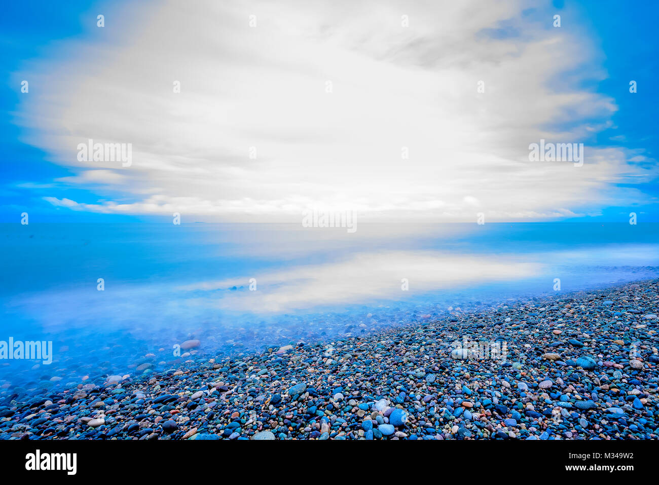 Un calmante e rilassante seascape oceanscape tramonto che mostra un mare blu, blu oceano. I colori calmante sarebbe una grande immagine di sfondo nella vostra casa. Foto Stock