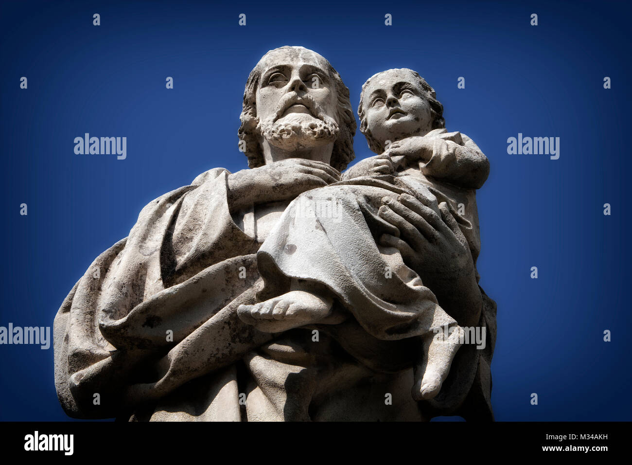 Statua di Pietra, San Giuseppe con Gesù Bambino, il cortile di Marienstatt Abbey, Streithausen, Renania-Palatinato, Germania, Europa Foto Stock