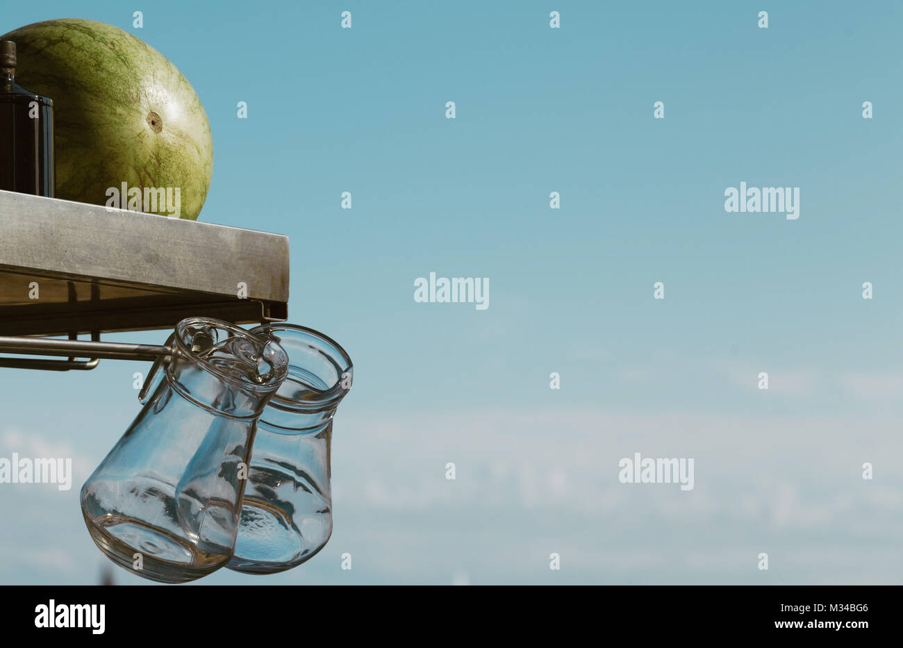 Un cocomero di grandi dimensioni per la realizzazione di cocktail con due bicchieri Foto Stock