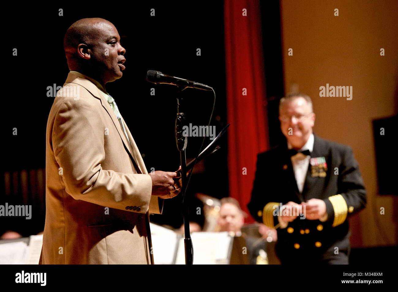 DAYTONA Beach, Florida (feb. 26, 2015) Daytona Beach, Florida, Sindaco Derrick Henry legge una proclamazione dichiarando Feb. 26 per essere Navy giorno in Daytona Beach prima di una prestazione da parte del governo degli STATI UNITI La banda della marina presso l'Auditorium Peabody. Gli Stati Uniti La banda della marina militare è in tournée in Sud-est degli Stati Uniti, con spettacoli in 32 città. (U.S. Navy foto di Chief Musician Adam Grimm/RILASCIATO) 150226-N-LC494-013 dalla Marina degli Stati Uniti Band Foto Stock